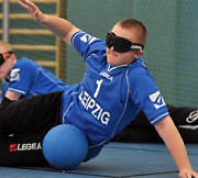 Goalball im Spiel - Spieler hält den Ball