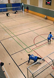 Blick von oben auf ein Goalball-Spielfeld