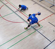 zwei Goalballspieler in Aktion